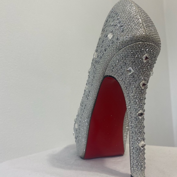 Slightly worn heels - Picture 3 of 6